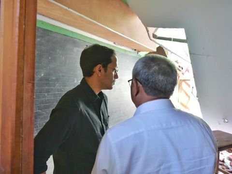 Pakai Kemeja dan Jeans, Gaya Menteri Nadiem Ini Dipuji Mirip Anak Kuliahan
