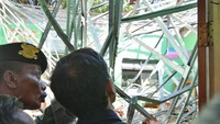 Mendikbud Nadiem meninjau SDN Gentong I Kota Pasuruan, Jawa Timur, Kamis (7/11). Dia kembali menegaskan komitmen Kemendikbud dalam mendukung penuntasan investigasi serta mencegah terulangnya insiden yang sama. Foto: (Jilan Rifai/BKLM Kemendikbud)