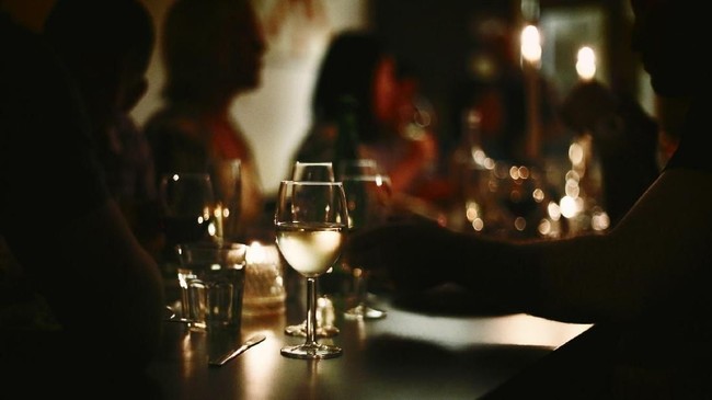 5 Curhatan Paling Menyedihkan yang Pernah Didengarkan Para Bartender 5 Curhatan Paling Menyedihkan yang Pernah Didengarkan Para Bartender