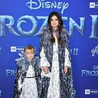 Berstatus jomblo bukan berarti kesepian. Lihat saja Selena Gomez yang memilih nge-date dengan adiknya, Gracie Teefey, saat menghadiri premier film Frozen 2. Foto: Amy Sussman/Getty Images