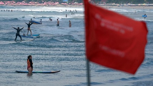 Wisatawan mancanegara bermain selancar di Pantai Kuta, Badung, Bali, Jumat (8/11/2019).  Badan Meteorologi Klimatologi dan Geofisika (BMKG) mengeluarkan peringatan dini untuk mewaspadai potensi gelombang tinggi mencapai 2 meter di Selat Bali, Selat Badung, Selat Lombok dan Samudera Hindia selatan Bali akibat perubahan cuaca. ANTARA FOTO/Nyoman Hendra Wibowo/nym/ama.