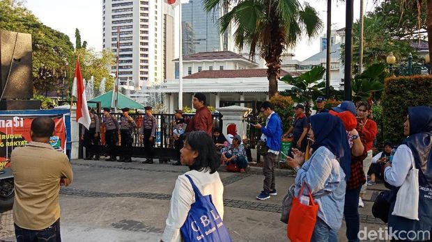 Demo di Depan Balai Kota, Massa Protes Tranparansi Anggaran-IMB Reklamasi