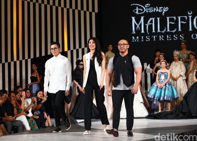 Tiga desainer Indonesia merilis busana dengan menginterpresentasikan kisah dan karakter dalam film Maleficent di panggung fahion show Jakarta Fashion Week 2020, Senayan City, jakarta, Kamis [24/10/2019]. Foto: Rifkianto Nugroho/detikcom