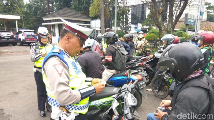 Anggota Polres Cimahi saat menggelar Operasi Zebra Lodaya beberapa waktu lalu.