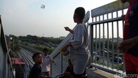 Kurangnya lahan bermain di kawasan tersebut membuat sejumlah anak menghabiskan waktunya bermain di JPO.
