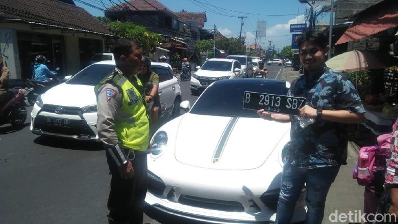 Ngegas depan Polisi, Sopir Mobil Mewah di Bali Kena Tilang Ngegas depan Polisi, Sopir Mobil Mewah di Bali Kena Tilang