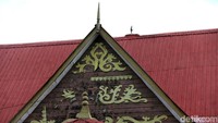 Bangunan rumah ini didesain dengan bentuk asli bangunan khas yang melambangkan kebesaran budaya Melayu.