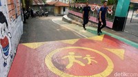 Pejalan kaki melintas di jalur khusus pejalan kaki di Jalan Teladan, Cipete, Jakarta Selatan, Jumat (8/11).