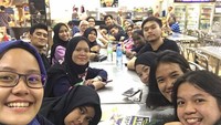 COP Students, Malaysia, tulis William di unggahan ini. Ia dan teman-temannya terlihat sedang bersiap makan bersama. Foto: Instagram willsarana