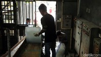 Pembuatan es batu memakan waktu 24 jam atau sehari semalam dari listrik 300 VA. Saat musim melaut tiba, pabrik es batu milik Api ini mampu memproduksi sekitar 5 hingga 10 ton es batu per harinya.
