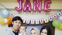 Bersama sahabat tercinta, Hito dan Felicya juga hadir di momen spesial. Sebuah martabak pizza jadi kado manis.  Foto: instagram caesar hito