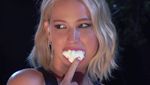 Bulan Madu di Sumba, Ini Pose Cantik Jennifer Lawrence Saat Makan Pizza