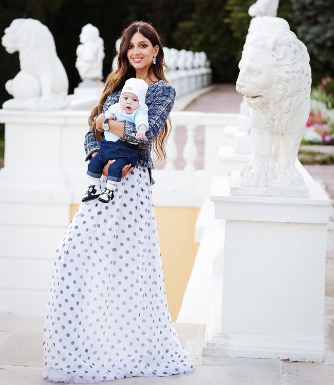 Pihak Kesultanan Kelantan tak tinggal diam dengan aksi Oksana memamerkan wajah bayi lucu itu. Mereka mengeluarkan pernyataan yang kembali menyudutkan Oksana. Pihak Sultan Kelantan kembali menegaskan tak mengakui Ismail Leon sebagai putranya. Pihak kerajaan mengatakan jika putra Oksana ini adalah anak dari pria lain yang berasal dari Asia. Sebuah sumber istana mengatakan kepada Daily Mail bahwa dia yakin Ismail Leon bisa menjadi anak dari pria Asia manapun. Sultan Muhammad V tidak merasa bayi itu mirip dengannya. Foto: Instagram