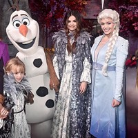 Penampilan Selena dan Gracie pun mendapat banyak pujian dari netizen. Selena and her little sister matching on the frozen 2 red carpet has me CRYING, cuit pengguna Twitter @daylightjonah. Foto: Amy Sussman/Getty Images