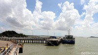 Sebuah kapal nampak sedang bersandar di Pelabuhan Roro yang berada di Kabupaten Karimun, Kepulauan Riau.