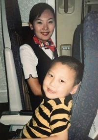 Momen Manis Pria Bertemu Pramugari yang Ada di Foto Kecilnya 15 Tahun Lalu