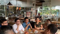 Diskusi politik William begitu serius ditemani minuman hangat. Mereka sedang membahas masalah pengungsian di lingkugan Daan Mogot. Foto: Instagram willsarana