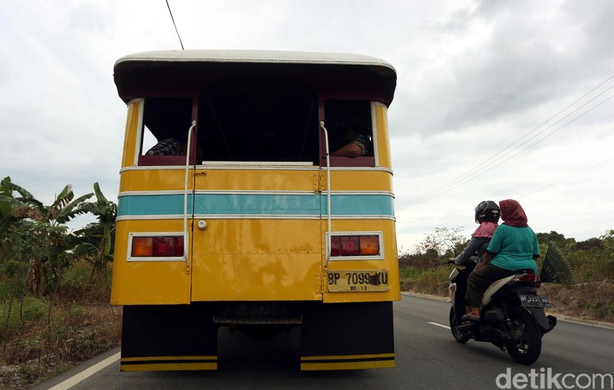 Yuk, Jalan-jalan Naik Bus Kayu di Perbatasan Indonesia