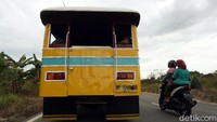 Sesuai namanya, beberapa bagian bus ini memang dibuat dari kayu, seperti dinding bus, pilar atap dan bagian atap serta kursi penumpang. Menariknya lagi bus kayu ini umumnya menempatkan pintu akses naik dan turun penumpang di bagian belakang. Mirip bemo yang pernah beroperasi di Jakarta atau angkot versi lama di Kota Surabaya.