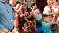 William mencalonkan diri sebagai anggota DPRD dari daerah pemilihan (dapil) DKI Jakarta 9. Ini momennya ketika sosialisasi ke warga yang menjual makanan dan minuman ringan. Foto: Instagram willsarana