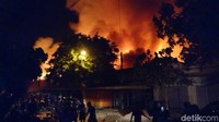 Namun besarnya kobaran api membuat sebagian pedagang hanya pasrah.