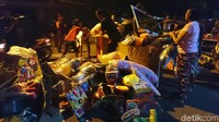 Ratusan warga dan pedagang berusaha menyelamatkan barang-barang dagangan yang ada di dalam pasar.