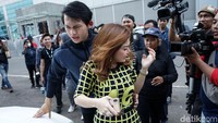Namun Irma masih kesal dan menolak untuk dipegang oleh Irfan. Pool/Palevi S/detikFoto.