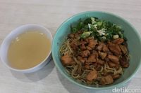 Cerita Cici Lina, Penjual Bakmi Kofei yang Cantik dan Seksi