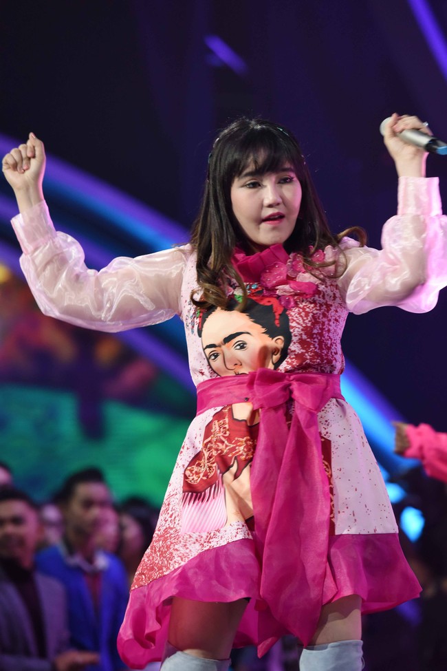 Via Vallen jadi sorotan karena wajah bengkaknya. Selain karena berat badannya yang naik 4 kg, pedangdut Meraih Bintang itu juga diisukan melakukan operasi plastik. Operasi plastik pada wajah biasanya memag memiliki efek samping wajah jadi bengkak. Bukan hanya operasi plastik, filler dan botox juga bisa memberikan efek yang sama. Via mengakui bahwa pipi bengkaknya disebabkan oleh efek dari salah satu perawatan yang bikin pipinya tirus. Tapi efeknya memang harus ngembang dulu pipinya, setelah itu nanti pipinya bakalan tirus, ungkap Via Vallen. Foto: Via Vallen (Noel/detikcom)