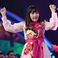 Via Vallen jadi sorotan karena wajah bengkaknya. Selain karena berat badannya yang naik 4 kg, pedangdut Meraih Bintang itu juga diisukan melakukan operasi plastik. Operasi plastik pada wajah biasanya memag memiliki efek samping wajah jadi bengkak. Bukan hanya operasi plastik, filler dan botox juga bisa memberikan efek yang sama. Via mengakui bahwa pipi bengkaknya disebabkan oleh efek dari salah satu perawatan yang bikin pipinya tirus. Tapi efeknya memang harus ngembang dulu pipinya, setelah itu nanti pipinya bakalan tirus, ungkap Via Vallen. Foto: Via Vallen (Noel/detikcom)