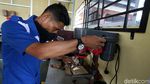 Melihat Kerajinan Berbahan Timah Andalan Karimun Besar