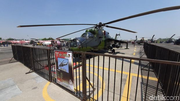 Helikopter MI-35 dan persenjataannya dipajang di pameran dirgantara di bandara lama Semarang.