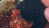 Oreo jodohnya segelas susu, bukan sambal. Begini jadinya kalau makan oreo dengan cocolan sambal. Rasanya pasti nggak cocok deh. Foto: istimewa
