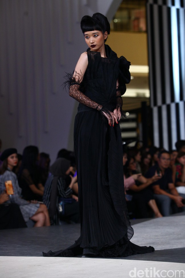Tiga desainer Indonesia merilis busana dengan menginterpresentasikan kisah dan karakter dalam film Maleficent di panggung fahion show Jakarta Fashion Week 2020, Senayan City, jakarta, Kamis [24/10/2019]. Foto: Rifkianto Nugroho/detikcom