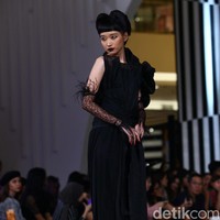 Tiga desainer Indonesia merilis busana dengan menginterpresentasikan kisah dan karakter dalam film Maleficent di panggung fahion show Jakarta Fashion Week 2020, Senayan City, jakarta, Kamis [24/10/2019]. Foto: Rifkianto Nugroho/detikcom