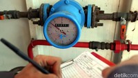 Agar pasokan listrik dapat mengalir optimal kepada masyarakat di wilayah Kabupaten Karimun, para petugas PLN pun rutin memeriksa berbagai mesin yang berada di PLTD tersebut.