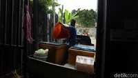 Meskipun bisnisnya masih berjalan, Api mengakui, kini bisnis es batunya agak meredup. Menurutnya hal itu terjadi sejak pelaut lebih memanfaatkan freezer dan berkurangnya jumlah nelayan di Tanjung Balai Karimun.