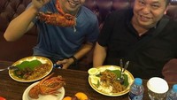 Ini bukti lagi bahwa Taufik Hidayat memang penggemar seafood. Dan tampaknya, lobster menjadi jenis seafood yang paling digemari. Ia sering makan seafood bersama temannya. Foto: Instagram @Taufikhidayatofficial