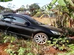 Sedan Nyelonong ke Kebun, Sopir Sempat Acungkan Benda Mirip Senjata