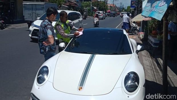 Ngegas depan Polisi, Sopir Mobil Mewah di Bali Kena Tilang