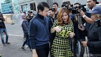 Keduanya bertengkar di depan awak media yang hendak mewawancarainya. Pool/Palevi S/detikFoto.