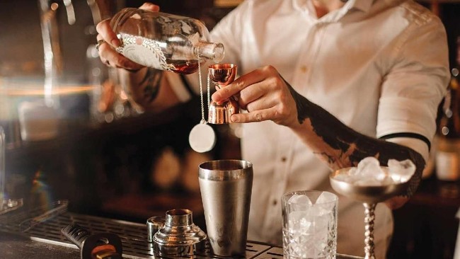 5 Curhatan Paling Menyedihkan yang Pernah Didengarkan Para Bartender 5 Curhatan Paling Menyedihkan yang Pernah Didengarkan Para Bartender