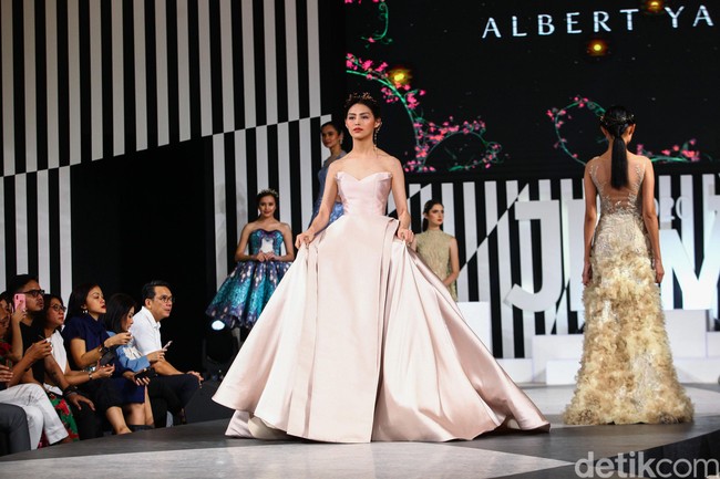 Tiga desainer Indonesia merilis busana dengan menginterpresentasikan kisah dan karakter dalam film Maleficent di panggung fahion show Jakarta Fashion Week 2020, Senayan City, jakarta, Kamis [24/10/2019]. Foto: Rifkianto Nugroho/detikcom