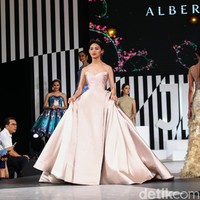 Tiga desainer Indonesia merilis busana dengan menginterpresentasikan kisah dan karakter dalam film Maleficent di panggung fahion show Jakarta Fashion Week 2020, Senayan City, jakarta, Kamis [24/10/2019]. Foto: Rifkianto Nugroho/detikcom