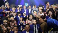 Mereka kemudian berfoto bersama dengan para pengisi acara.