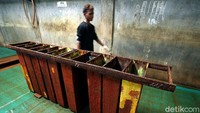 Selain itu, Api juga menjual es batu kepada para pedagang ikan di pasar terdekat.