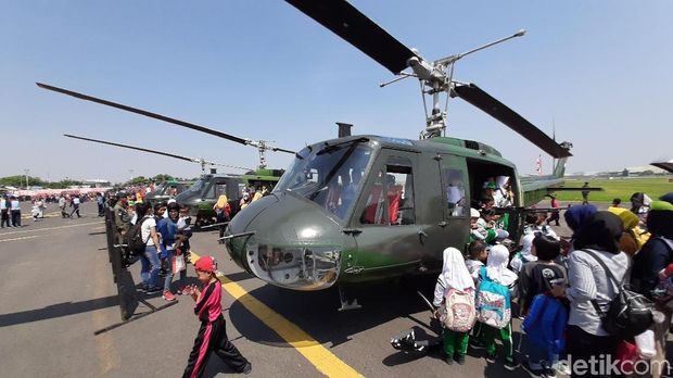 Helikopter Bell 205 menjadi salah satu yang menjadi favorit pengunjung karena boleh dinaiki.