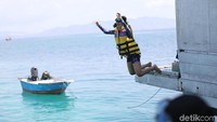 Kembali ke Pulau Kanawa, apa yang bisa dilakukan di sini? Pertama, Anda bisa berjemur di pantai ini, bermain pasir putih yang ada di sana dan berenang di tepiannya. Ketiga, Anda juga bisa snorkeling di Pulau Kanawa dan meloncat dari kapal-kapal yang bersandar di dermaganya (Foto: Ahmad Masaul Khoiri/detikcom)