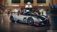 Ada pula Huayra Roadster BC. Mobil Hypercar langka yang baru dirilis pada tahun 2019 ini hanya dibuat sebanyak 100 unit. Pembuatan mobil ini pun memakan waktu yang lama hingga 6 tahun. Pagani Huayra dibekali mesin V12 AMG 6.0 L dan mampu memuntahkan tenaga sebesar 800 hp. Bahkan mampu berakselerasi dari 0-100 km/jam hanya dalam 2,8 detik dengan kecepatan maksimal 383 km/jam, ini juga berkat bobot ringan dari komposite carbon yang digunakan. Istimewa/Dok. Pagani.