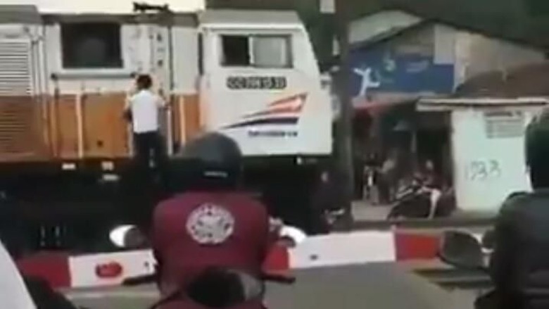 Viral Masinis Jajan di Warung Pakai Lokomotif, Ini Faktanya Viral Masinis Jajan di Warung Pakai Lokomotif, Ini Faktanya